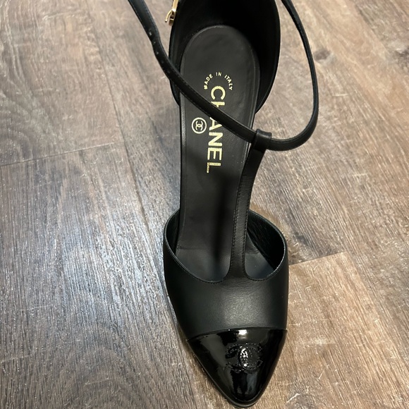 Chanel interlocking CC Logo T-strap pumps. Size 39.5 - Picture 9 of 9